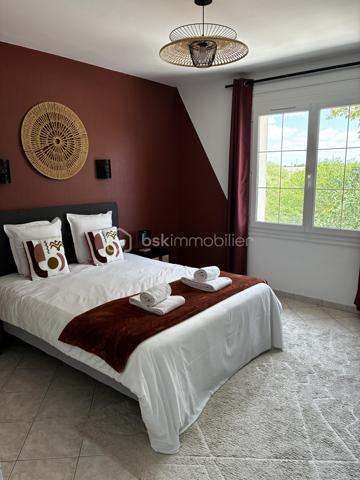 À seulement quelques minutes de Tours, dans un secteur prisé de Fondettes, à proximité immédiate de la gare et de toutes les commodités, découvrez cette belle maison familiale d'environ 290 m², parfaitement entretenue, offrant de généreux volumes et de nombreuses possibilités d'aménagement.

Que vous recherchiez une résidence principale spacieuse, un bien permettant d'exercer une activité professionnelle à domicile ou un investissement avec un revenu locatif, cette propriété saura répondre à tous vos projets.

Une maison pensée pour la vie de famille...... 

Dès l'entrée, vous serez séduits par les volumes et la luminosité des espaces.

LE NIVEAU PRINCIPAL COMPREND :
Une entrée indépendante, 
Une cuisine séparée, fonctionnelle et conviviale, 
Un vaste séjour lumineux ouvrant sur un balcon filant, 
Trois grandes chambres, 
Une salle d'eau, 
Un WC indépendant. 

A L'ETAGE, l'espace nuit se poursuit avec :
Deux chambres supplémentaires, 
Une seconde salle d'eau avec WC, 
Une grande pièce polyvalente pouvant être aménagée selon vos envies : salle de jeux, home cinéma, salle de sport, bureau, espace de télétravail ou encore chambres supplémentaires.

LE SOUS-SOL, entièrement aménagé, offre un espace de vie indépendant particulièrement recherché.
Vous y trouverez :
Un studio indépendant comprenant une cuisine, un séjour et une salle d'eau, 
Une entrée privative, idéale pour accueillir un proche, recevoir des invités ou développer une activité locative (location meublée, longue durée ou saisonnière), 
Une buanderie, 
Une cave, 
Une pièce supplémentaire pouvant servir de bureau, salle de sport, atelier ou espace de rangement.

DES EXTERIEURS AGREABLES 
À l'extérieur, vous profiterez d'un environnement calme et verdoyant avec :
Un jardin clos,
Un terrain de pétanque pour partager de bons moments en famille ou entre amis, 
Plusieurs possibilités de stationnement.


Un bien aux multiples possibilités
Grâce à sa configuration, cette maison s'adapte parfaitement à différents projets :
Grande maison familiale.
Habitation avec logement indépendant.
Activité libérale ou professionnelle à domicile.
Investissement locatif.
Coliving ou maison intergénérationnelle.

INFORMATIONS SUPPLEMENTAIRES : 

- Chauffage au gaz
- Climatisation réversible (5 unités à l'étage)
- Cheminée
- Fenêtres en triple vitrage
- Volets électriques 
- Micro-station d'épuration
- Toiture refaite en 2018, ardoise naturelle 

Cette magnifique maison peut être vendue meublée et l'affaire peut être reprise. Nous pouvons fournir, à la demande, les 3 derniers bilans. 

Une propriété rare sur le secteur, offrant un équilibre idéal entre confort familial, qualité de vie et potentiel d'évolution.
À découvrir sans tarder !