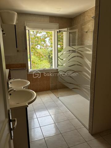 À seulement quelques minutes de Tours, dans un secteur prisé de Fondettes, à proximité immédiate de la gare et de toutes les commodités, découvrez cette belle maison familiale d'environ 290 m², parfaitement entretenue, offrant de généreux volumes et de nombreuses possibilités d'aménagement.

Que vous recherchiez une résidence principale spacieuse, un bien permettant d'exercer une activité professionnelle à domicile ou un investissement avec un revenu locatif, cette propriété saura répondre à tous vos projets.

Une maison pensée pour la vie de famille...... 

Dès l'entrée, vous serez séduits par les volumes et la luminosité des espaces.

LE NIVEAU PRINCIPAL COMPREND :
Une entrée indépendante, 
Une cuisine séparée, fonctionnelle et conviviale, 
Un vaste séjour lumineux ouvrant sur un balcon filant, 
Trois grandes chambres, 
Une salle d'eau, 
Un WC indépendant. 

A L'ETAGE, l'espace nuit se poursuit avec :
Deux chambres supplémentaires, 
Une seconde salle d'eau avec WC, 
Une grande pièce polyvalente pouvant être aménagée selon vos envies : salle de jeux, home cinéma, salle de sport, bureau, espace de télétravail ou encore chambres supplémentaires.

LE SOUS-SOL, entièrement aménagé, offre un espace de vie indépendant particulièrement recherché.
Vous y trouverez :
Un studio indépendant comprenant une cuisine, un séjour et une salle d'eau, 
Une entrée privative, idéale pour accueillir un proche, recevoir des invités ou développer une activité locative (location meublée, longue durée ou saisonnière), 
Une buanderie, 
Une cave, 
Une pièce supplémentaire pouvant servir de bureau, salle de sport, atelier ou espace de rangement.

DES EXTERIEURS AGREABLES 
À l'extérieur, vous profiterez d'un environnement calme et verdoyant avec :
Un jardin clos,
Un terrain de pétanque pour partager de bons moments en famille ou entre amis, 
Plusieurs possibilités de stationnement.


Un bien aux multiples possibilités
Grâce à sa configuration, cette maison s'adapte parfaitement à différents projets :
Grande maison familiale.
Habitation avec logement indépendant.
Activité libérale ou professionnelle à domicile.
Investissement locatif.
Coliving ou maison intergénérationnelle.

INFORMATIONS SUPPLEMENTAIRES : 

- Chauffage au gaz
- Climatisation réversible (5 unités à l'étage)
- Cheminée
- Fenêtres en triple vitrage
- Volets électriques 
- Micro-station d'épuration
- Toiture refaite en 2018, ardoise naturelle 

Cette magnifique maison peut être vendue meublée et l'affaire peut être reprise. Nous pouvons fournir, à la demande, les 3 derniers bilans. 

Une propriété rare sur le secteur, offrant un équilibre idéal entre confort familial, qualité de vie et potentiel d'évolution.
À découvrir sans tarder !
