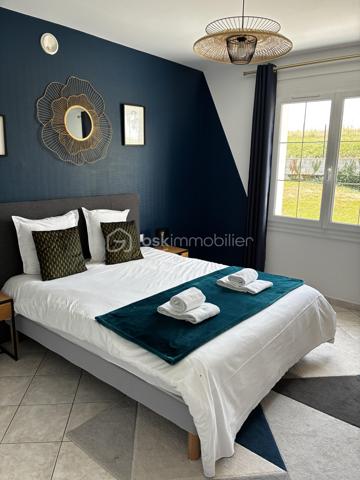 À seulement quelques minutes de Tours, dans un secteur prisé de Fondettes, à proximité immédiate de la gare et de toutes les commodités, découvrez cette belle maison familiale d'environ 290 m², parfaitement entretenue, offrant de généreux volumes et de nombreuses possibilités d'aménagement.

Que vous recherchiez une résidence principale spacieuse, un bien permettant d'exercer une activité professionnelle à domicile ou un investissement avec un revenu locatif, cette propriété saura répondre à tous vos projets.

Une maison pensée pour la vie de famille...... 

Dès l'entrée, vous serez séduits par les volumes et la luminosité des espaces.

LE NIVEAU PRINCIPAL COMPREND :
Une entrée indépendante, 
Une cuisine séparée, fonctionnelle et conviviale, 
Un vaste séjour lumineux ouvrant sur un balcon filant, 
Trois grandes chambres, 
Une salle d'eau, 
Un WC indépendant. 

A L'ETAGE, l'espace nuit se poursuit avec :
Deux chambres supplémentaires, 
Une seconde salle d'eau avec WC, 
Une grande pièce polyvalente pouvant être aménagée selon vos envies : salle de jeux, home cinéma, salle de sport, bureau, espace de télétravail ou encore chambres supplémentaires.

LE SOUS-SOL, entièrement aménagé, offre un espace de vie indépendant particulièrement recherché.
Vous y trouverez :
Un studio indépendant comprenant une cuisine, un séjour et une salle d'eau, 
Une entrée privative, idéale pour accueillir un proche, recevoir des invités ou développer une activité locative (location meublée, longue durée ou saisonnière), 
Une buanderie, 
Une cave, 
Une pièce supplémentaire pouvant servir de bureau, salle de sport, atelier ou espace de rangement.

DES EXTERIEURS AGREABLES 
À l'extérieur, vous profiterez d'un environnement calme et verdoyant avec :
Un jardin clos,
Un terrain de pétanque pour partager de bons moments en famille ou entre amis, 
Plusieurs possibilités de stationnement.


Un bien aux multiples possibilités
Grâce à sa configuration, cette maison s'adapte parfaitement à différents projets :
Grande maison familiale.
Habitation avec logement indépendant.
Activité libérale ou professionnelle à domicile.
Investissement locatif.
Coliving ou maison intergénérationnelle.

INFORMATIONS SUPPLEMENTAIRES : 

- Chauffage au gaz
- Climatisation réversible (5 unités à l'étage)
- Cheminée
- Fenêtres en triple vitrage
- Volets électriques 
- Micro-station d'épuration
- Toiture refaite en 2018, ardoise naturelle 

Cette magnifique maison peut être vendue meublée et l'affaire peut être reprise. Nous pouvons fournir, à la demande, les 3 derniers bilans. 

Une propriété rare sur le secteur, offrant un équilibre idéal entre confort familial, qualité de vie et potentiel d'évolution.
À découvrir sans tarder !