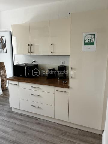 À seulement quelques minutes de Tours, dans un secteur prisé de Fondettes, à proximité immédiate de la gare et de toutes les commodités, découvrez cette belle maison familiale d'environ 290 m², parfaitement entretenue, offrant de généreux volumes et de nombreuses possibilités d'aménagement.

Que vous recherchiez une résidence principale spacieuse, un bien permettant d'exercer une activité professionnelle à domicile ou un investissement avec un revenu locatif, cette propriété saura répondre à tous vos projets.

Une maison pensée pour la vie de famille...... 

Dès l'entrée, vous serez séduits par les volumes et la luminosité des espaces.

LE NIVEAU PRINCIPAL COMPREND :
Une entrée indépendante, 
Une cuisine séparée, fonctionnelle et conviviale, 
Un vaste séjour lumineux ouvrant sur un balcon filant, 
Trois grandes chambres, 
Une salle d'eau, 
Un WC indépendant. 

A L'ETAGE, l'espace nuit se poursuit avec :
Deux chambres supplémentaires, 
Une seconde salle d'eau avec WC, 
Une grande pièce polyvalente pouvant être aménagée selon vos envies : salle de jeux, home cinéma, salle de sport, bureau, espace de télétravail ou encore chambres supplémentaires.

LE SOUS-SOL, entièrement aménagé, offre un espace de vie indépendant particulièrement recherché.
Vous y trouverez :
Un studio indépendant comprenant une cuisine, un séjour et une salle d'eau, 
Une entrée privative, idéale pour accueillir un proche, recevoir des invités ou développer une activité locative (location meublée, longue durée ou saisonnière), 
Une buanderie, 
Une cave, 
Une pièce supplémentaire pouvant servir de bureau, salle de sport, atelier ou espace de rangement.

DES EXTERIEURS AGREABLES 
À l'extérieur, vous profiterez d'un environnement calme et verdoyant avec :
Un jardin clos,
Un terrain de pétanque pour partager de bons moments en famille ou entre amis, 
Plusieurs possibilités de stationnement.


Un bien aux multiples possibilités
Grâce à sa configuration, cette maison s'adapte parfaitement à différents projets :
Grande maison familiale.
Habitation avec logement indépendant.
Activité libérale ou professionnelle à domicile.
Investissement locatif.
Coliving ou maison intergénérationnelle.

INFORMATIONS SUPPLEMENTAIRES : 

- Chauffage au gaz
- Climatisation réversible (5 unités à l'étage)
- Cheminée
- Fenêtres en triple vitrage
- Volets électriques 
- Micro-station d'épuration
- Toiture refaite en 2018, ardoise naturelle 

Cette magnifique maison peut être vendue meublée et l'affaire peut être reprise. Nous pouvons fournir, à la demande, les 3 derniers bilans. 

Une propriété rare sur le secteur, offrant un équilibre idéal entre confort familial, qualité de vie et potentiel d'évolution.
À découvrir sans tarder !