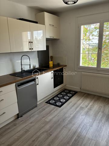 À seulement quelques minutes de Tours, dans un secteur prisé de Fondettes, à proximité immédiate de la gare et de toutes les commodités, découvrez cette belle maison familiale d'environ 290 m², parfaitement entretenue, offrant de généreux volumes et de nombreuses possibilités d'aménagement.

Que vous recherchiez une résidence principale spacieuse, un bien permettant d'exercer une activité professionnelle à domicile ou un investissement avec un revenu locatif, cette propriété saura répondre à tous vos projets.

Une maison pensée pour la vie de famille...... 

Dès l'entrée, vous serez séduits par les volumes et la luminosité des espaces.

LE NIVEAU PRINCIPAL COMPREND :
Une entrée indépendante, 
Une cuisine séparée, fonctionnelle et conviviale, 
Un vaste séjour lumineux ouvrant sur un balcon filant, 
Trois grandes chambres, 
Une salle d'eau, 
Un WC indépendant. 

A L'ETAGE, l'espace nuit se poursuit avec :
Deux chambres supplémentaires, 
Une seconde salle d'eau avec WC, 
Une grande pièce polyvalente pouvant être aménagée selon vos envies : salle de jeux, home cinéma, salle de sport, bureau, espace de télétravail ou encore chambres supplémentaires.

LE SOUS-SOL, entièrement aménagé, offre un espace de vie indépendant particulièrement recherché.
Vous y trouverez :
Un studio indépendant comprenant une cuisine, un séjour et une salle d'eau, 
Une entrée privative, idéale pour accueillir un proche, recevoir des invités ou développer une activité locative (location meublée, longue durée ou saisonnière), 
Une buanderie, 
Une cave, 
Une pièce supplémentaire pouvant servir de bureau, salle de sport, atelier ou espace de rangement.

DES EXTERIEURS AGREABLES 
À l'extérieur, vous profiterez d'un environnement calme et verdoyant avec :
Un jardin clos,
Un terrain de pétanque pour partager de bons moments en famille ou entre amis, 
Plusieurs possibilités de stationnement.


Un bien aux multiples possibilités
Grâce à sa configuration, cette maison s'adapte parfaitement à différents projets :
Grande maison familiale.
Habitation avec logement indépendant.
Activité libérale ou professionnelle à domicile.
Investissement locatif.
Coliving ou maison intergénérationnelle.

INFORMATIONS SUPPLEMENTAIRES : 

- Chauffage au gaz
- Climatisation réversible (5 unités à l'étage)
- Cheminée
- Fenêtres en triple vitrage
- Volets électriques 
- Micro-station d'épuration
- Toiture refaite en 2018, ardoise naturelle 

Cette magnifique maison peut être vendue meublée et l'affaire peut être reprise. Nous pouvons fournir, à la demande, les 3 derniers bilans. 

Une propriété rare sur le secteur, offrant un équilibre idéal entre confort familial, qualité de vie et potentiel d'évolution.
À découvrir sans tarder !