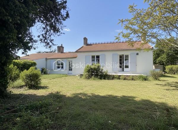 Sur l’Île de Noirmoutier, à Barbâtre, cette maison entièrement rénovée bénéficie d’un emplacement particulièrement recherché, à seulement 160 mètres de la plage, accessible à pied par un chemin menant directement à la dune.

À l’avant de la propriété, la vue s’ouvre en direction de la baie et du passage du Gois, offrant une atmosphère typiquement noirmoutrine.

Dès l’entrée, les volumes et la luminosité s’imposent naturellement. La pièce de vie, d’environ 60 m², accueille cuisine, salle à manger et salon dans une continuité fluide, largement ouverte sur les terrasses. Les nombreuses ouvertures prolongent les espaces vers l’extérieur et créent une véritable qualité de vie au quotidien.

La rénovation, menée avec exigence, met en valeur des matériaux de qualité et des finitions soignées. Les sols en bois massif apportent chaleur et élégance, tandis que la cuisine intégrée, aménagée et équipée, avec îlot central, s’inscrit dans un esprit contemporain et fonctionnel.

La maison propose une organisation idéale avec deux espaces nuit distincts :

• une première aile composée de deux chambres, avec salle d’eau et WC  
• une seconde aile dédiée à une suite parentale avec dressing, salle d’eau et WC  

Chaque chambre dispose d’un accès direct vers l’extérieur, renforçant le confort et l’indépendance de chacun.

Une buanderie complète les espaces du quotidien.

La maison développe environ 120 m² habitables.

Elle est complétée par une pièce indépendante d’environ 20 m², entièrement rénovée et isolée. Non comptabilisée en surface habitable en l’absence de chauffage, elle constitue néanmoins un espace complémentaire facilement aménageable selon les besoins.

À l’extérieur, deux terrasses carrelées prolongent les espaces de vie. Le terrain, volontairement laissé libre d’aménagement, permet à chacun de s’approprier les lieux selon ses envies.

Un second bâtiment indépendant vient compléter l’ensemble et pourra, après remise en état, être aménagé en garage ou en espace de stockage.

Côté confort, la maison est équipée d’une pompe à chaleur avec plancher chauffant, assurant un confort thermique homogène et performant.  
La performance énergétique est classée B.

Son emplacement, sur la commune de Barbâtre, permet de profiter pleinement du cadre de vie de l’Île de Noirmoutier tout en conservant une circulation fluide vers le continent.

Une maison aux prestations soignées, offrant un équilibre rare entre confort, luminosité et proximité immédiate du littoral.
Je me tiens à votre disposition pour organiser une découverte du bien dans des conditions privilégiées, en m’adaptant pleinement à vos disponibilités.
Je vous accompagne également dans votre projet dans sa globalité, avec une approche personnalisée à chaque étape.
Sandrine MATHELIN  
Mandataire immobilier – BSK Immobilier  
06 56 88 64 65  
smathelin@bskimmobilier.com  

Joignable du lundi au samedi de 8h30 à 20h30
