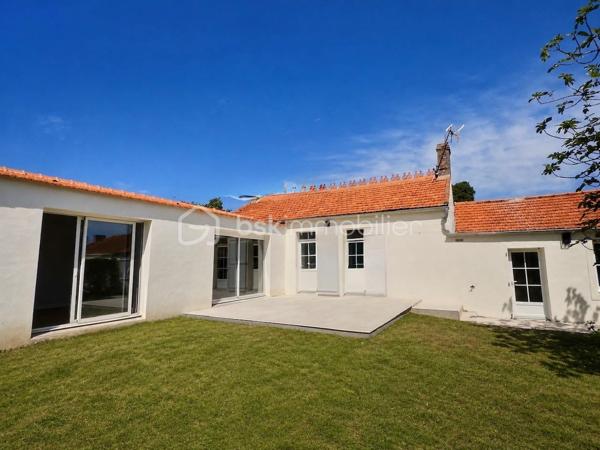Sur l’Île de Noirmoutier, à Barbâtre, cette maison entièrement rénovée bénéficie d’un emplacement particulièrement recherché, à seulement 160 mètres de la plage, accessible à pied par un chemin menant directement à la dune.

À l’avant de la propriété, la vue s’ouvre en direction de la baie et du passage du Gois, offrant une atmosphère typiquement noirmoutrine.

Dès l’entrée, les volumes et la luminosité s’imposent naturellement. La pièce de vie, d’environ 60 m², accueille cuisine, salle à manger et salon dans une continuité fluide, largement ouverte sur les terrasses. Les nombreuses ouvertures prolongent les espaces vers l’extérieur et créent une véritable qualité de vie au quotidien.

La rénovation, menée avec exigence, met en valeur des matériaux de qualité et des finitions soignées. Les sols en bois massif apportent chaleur et élégance, tandis que la cuisine intégrée, aménagée et équipée, avec îlot central, s’inscrit dans un esprit contemporain et fonctionnel.

La maison propose une organisation idéale avec deux espaces nuit distincts :

• une première aile composée de deux chambres, avec salle d’eau et WC  
• une seconde aile dédiée à une suite parentale avec dressing, salle d’eau et WC  

Chaque chambre dispose d’un accès direct vers l’extérieur, renforçant le confort et l’indépendance de chacun.

Une buanderie complète les espaces du quotidien.

La maison développe environ 120 m² habitables.

Elle est complétée par une pièce indépendante d’environ 20 m², entièrement rénovée et isolée. Non comptabilisée en surface habitable en l’absence de chauffage, elle constitue néanmoins un espace complémentaire facilement aménageable selon les besoins.

À l’extérieur, deux terrasses carrelées prolongent les espaces de vie. Le terrain, volontairement laissé libre d’aménagement, permet à chacun de s’approprier les lieux selon ses envies.

Un second bâtiment indépendant vient compléter l’ensemble et pourra, après remise en état, être aménagé en garage ou en espace de stockage.

Côté confort, la maison est équipée d’une pompe à chaleur avec plancher chauffant, assurant un confort thermique homogène et performant.  
La performance énergétique est classée B.

Son emplacement, sur la commune de Barbâtre, permet de profiter pleinement du cadre de vie de l’Île de Noirmoutier tout en conservant une circulation fluide vers le continent.

Une maison aux prestations soignées, offrant un équilibre rare entre confort, luminosité et proximité immédiate du littoral.
Je me tiens à votre disposition pour organiser une découverte du bien dans des conditions privilégiées, en m’adaptant pleinement à vos disponibilités.
Je vous accompagne également dans votre projet dans sa globalité, avec une approche personnalisée à chaque étape.
Sandrine MATHELIN  
Mandataire immobilier – BSK Immobilier  
06 56 88 64 65  
smathelin@bskimmobilier.com  

Joignable du lundi au samedi de 8h30 à 20h30
