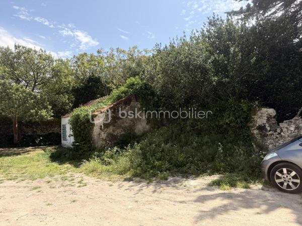 Sur l’Île de Noirmoutier, à Barbâtre, cette maison entièrement rénovée bénéficie d’un emplacement particulièrement recherché, à seulement 160 mètres de la plage, accessible à pied par un chemin menant directement à la dune.

À l’avant de la propriété, la vue s’ouvre en direction de la baie et du passage du Gois, offrant une atmosphère typiquement noirmoutrine.

Dès l’entrée, les volumes et la luminosité s’imposent naturellement. La pièce de vie, d’environ 60 m², accueille cuisine, salle à manger et salon dans une continuité fluide, largement ouverte sur les terrasses. Les nombreuses ouvertures prolongent les espaces vers l’extérieur et créent une véritable qualité de vie au quotidien.

La rénovation, menée avec exigence, met en valeur des matériaux de qualité et des finitions soignées. Les sols en bois massif apportent chaleur et élégance, tandis que la cuisine intégrée, aménagée et équipée, avec îlot central, s’inscrit dans un esprit contemporain et fonctionnel.

La maison propose une organisation idéale avec deux espaces nuit distincts :

• une première aile composée de deux chambres, avec salle d’eau et WC  
• une seconde aile dédiée à une suite parentale avec dressing, salle d’eau et WC  

Chaque chambre dispose d’un accès direct vers l’extérieur, renforçant le confort et l’indépendance de chacun.

Une buanderie complète les espaces du quotidien.

La maison développe environ 120 m² habitables.

Elle est complétée par une pièce indépendante d’environ 20 m², entièrement rénovée et isolée. Non comptabilisée en surface habitable en l’absence de chauffage, elle constitue néanmoins un espace complémentaire facilement aménageable selon les besoins.

À l’extérieur, deux terrasses carrelées prolongent les espaces de vie. Le terrain, volontairement laissé libre d’aménagement, permet à chacun de s’approprier les lieux selon ses envies.

Un second bâtiment indépendant vient compléter l’ensemble et pourra, après remise en état, être aménagé en garage ou en espace de stockage.

Côté confort, la maison est équipée d’une pompe à chaleur avec plancher chauffant, assurant un confort thermique homogène et performant.  
La performance énergétique est classée B.

Son emplacement, sur la commune de Barbâtre, permet de profiter pleinement du cadre de vie de l’Île de Noirmoutier tout en conservant une circulation fluide vers le continent.

Une maison aux prestations soignées, offrant un équilibre rare entre confort, luminosité et proximité immédiate du littoral.
Je me tiens à votre disposition pour organiser une découverte du bien dans des conditions privilégiées, en m’adaptant pleinement à vos disponibilités.
Je vous accompagne également dans votre projet dans sa globalité, avec une approche personnalisée à chaque étape.
Sandrine MATHELIN  
Mandataire immobilier – BSK Immobilier  
06 56 88 64 65  
smathelin@bskimmobilier.com  

Joignable du lundi au samedi de 8h30 à 20h30