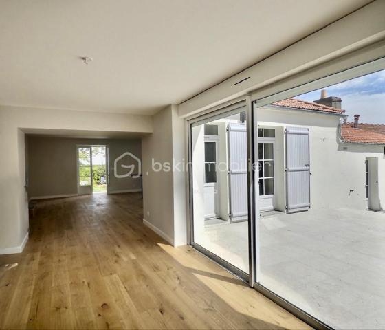 Sur l’Île de Noirmoutier, à Barbâtre, cette maison entièrement rénovée bénéficie d’un emplacement particulièrement recherché, à seulement 160 mètres de la plage, accessible à pied par un chemin menant directement à la dune.

À l’avant de la propriété, la vue s’ouvre en direction de la baie et du passage du Gois, offrant une atmosphère typiquement noirmoutrine.

Dès l’entrée, les volumes et la luminosité s’imposent naturellement. La pièce de vie, d’environ 60 m², accueille cuisine, salle à manger et salon dans une continuité fluide, largement ouverte sur les terrasses. Les nombreuses ouvertures prolongent les espaces vers l’extérieur et créent une véritable qualité de vie au quotidien.

La rénovation, menée avec exigence, met en valeur des matériaux de qualité et des finitions soignées. Les sols en bois massif apportent chaleur et élégance, tandis que la cuisine intégrée, aménagée et équipée, avec îlot central, s’inscrit dans un esprit contemporain et fonctionnel.

La maison propose une organisation idéale avec deux espaces nuit distincts :

• une première aile composée de deux chambres, avec salle d’eau et WC  
• une seconde aile dédiée à une suite parentale avec dressing, salle d’eau et WC  

Chaque chambre dispose d’un accès direct vers l’extérieur, renforçant le confort et l’indépendance de chacun.

Une buanderie complète les espaces du quotidien.

La maison développe environ 120 m² habitables.

Elle est complétée par une pièce indépendante d’environ 20 m², entièrement rénovée et isolée. Non comptabilisée en surface habitable en l’absence de chauffage, elle constitue néanmoins un espace complémentaire facilement aménageable selon les besoins.

À l’extérieur, deux terrasses carrelées prolongent les espaces de vie. Le terrain, volontairement laissé libre d’aménagement, permet à chacun de s’approprier les lieux selon ses envies.

Un second bâtiment indépendant vient compléter l’ensemble et pourra, après remise en état, être aménagé en garage ou en espace de stockage.

Côté confort, la maison est équipée d’une pompe à chaleur avec plancher chauffant, assurant un confort thermique homogène et performant.  
La performance énergétique est classée B.

Son emplacement, sur la commune de Barbâtre, permet de profiter pleinement du cadre de vie de l’Île de Noirmoutier tout en conservant une circulation fluide vers le continent.

Une maison aux prestations soignées, offrant un équilibre rare entre confort, luminosité et proximité immédiate du littoral.
Je me tiens à votre disposition pour organiser une découverte du bien dans des conditions privilégiées, en m’adaptant pleinement à vos disponibilités.
Je vous accompagne également dans votre projet dans sa globalité, avec une approche personnalisée à chaque étape.
Sandrine MATHELIN  
Mandataire immobilier – BSK Immobilier  
06 56 88 64 65  
smathelin@bskimmobilier.com  

Joignable du lundi au samedi de 8h30 à 20h30