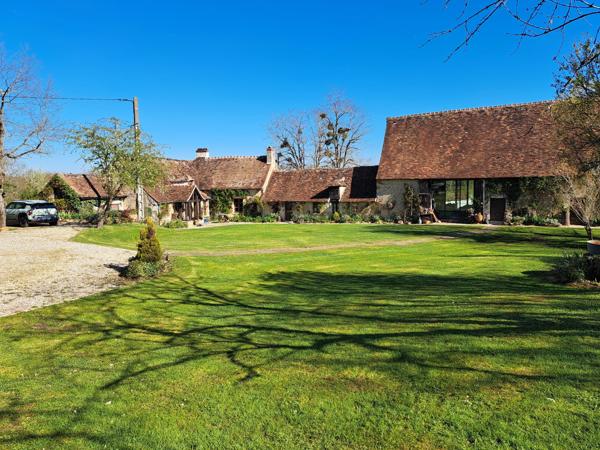 Ensemble immobilier de deux maisons avec vue et sur près de 5 hectares