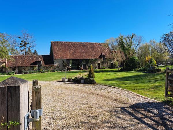 Ensemble immobilier de deux maisons avec vue et sur près de 5 hectares