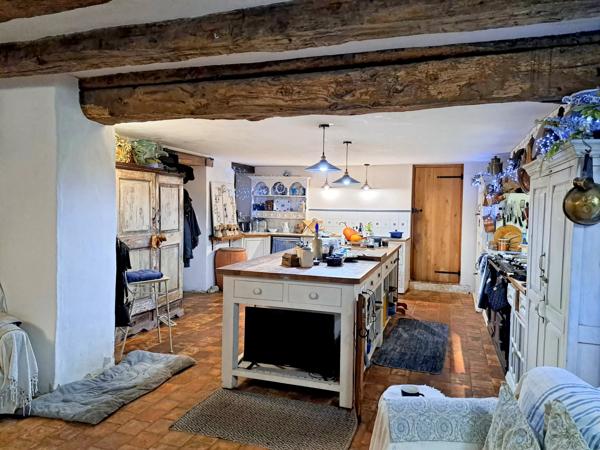 Ensemble immobilier de deux maisons avec vue et sur près de 5 hectares
