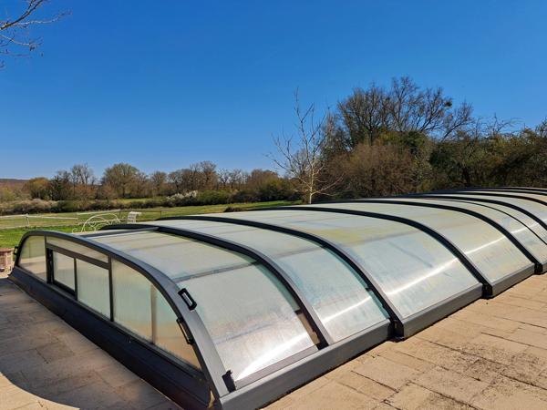 Ensemble immobilier de deux maisons avec vue et sur près de 5 hectares