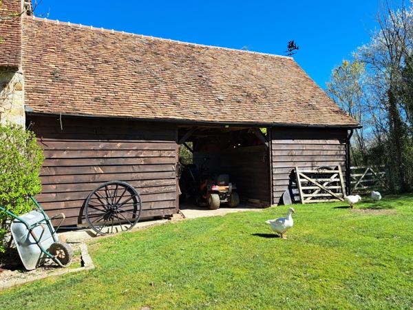 Ensemble immobilier de deux maisons avec vue et sur près de 5 hectares