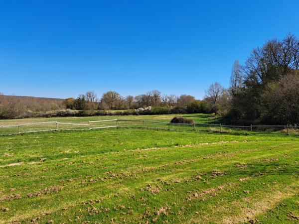 Ensemble immobilier de deux maisons avec vue et sur près de 5 hectares
