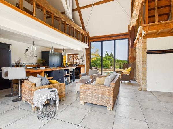 Ensemble immobilier de deux maisons avec vue et sur près de 5 hectares
