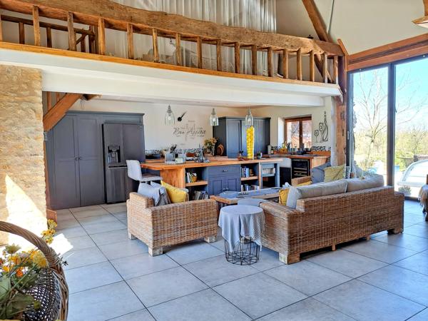 Ensemble immobilier de deux maisons avec vue et sur près de 5 hectares