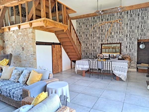 Ensemble immobilier de deux maisons avec vue et sur près de 5 hectares
