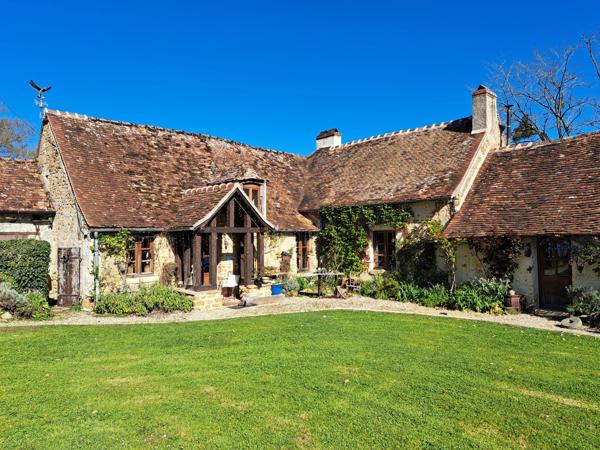 Ensemble immobilier de deux maisons avec vue et sur près de 5 hectares