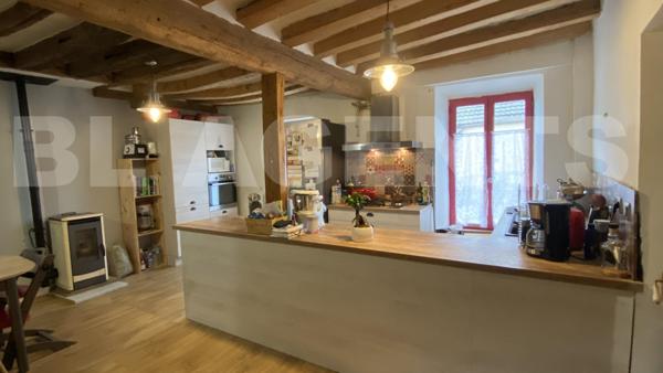 Maison ancienne atypique en coeur de village