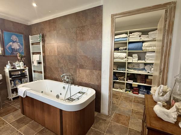 Castelsagrat (82400) CASTELSGRAT Domaine Équestre avec 18ha, 11 Boxes, piscine Tarn et Garonne