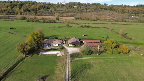 Castelsagrat (82400) CASTELSGRAT Domaine Équestre avec 18ha, 11 Boxes, piscine Tarn et Garonne