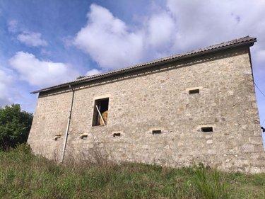 Bâtiment agricole à vendre à Saint-Julien-près-Bort en Corrèze (19110), ref : M47