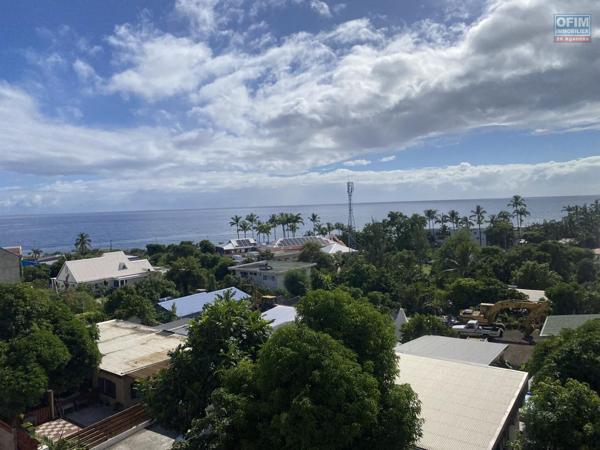 A vendre bel appartement type T3 au centre ville de la Possession avec belle vue mer et montagne.