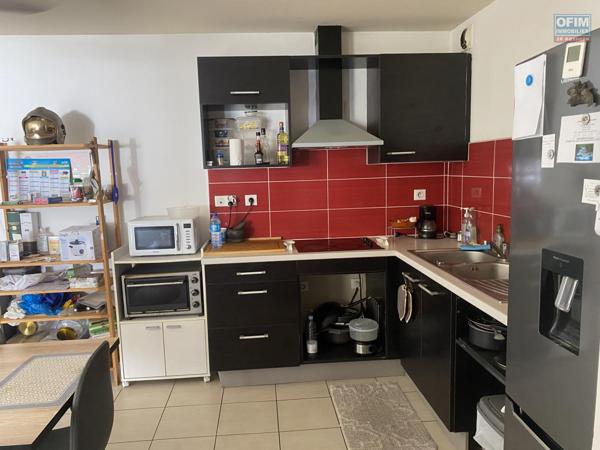 A vendre bel appartement type T3 au centre ville de la Possession avec belle vue mer et montagne.