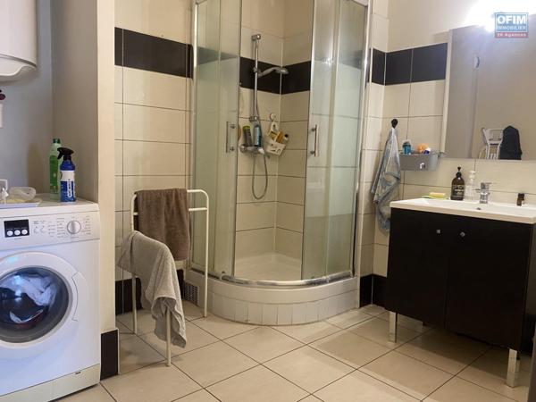 A vendre bel appartement type T3 au centre ville de la Possession avec belle vue mer et montagne.