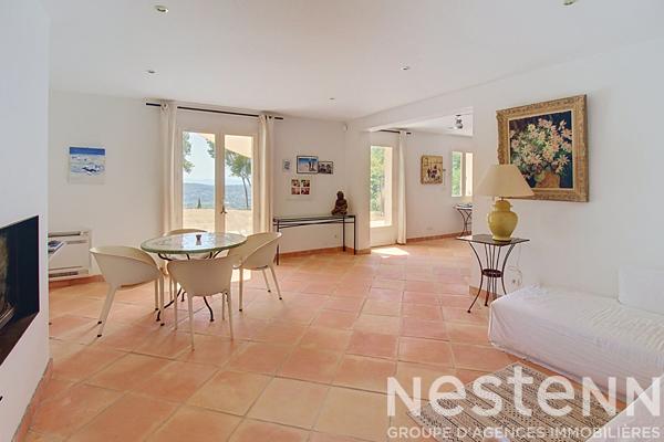 A VENDRE DRAGUIGNAN sur les hauteurs - Maison T5 4 chambres, piscine, terrain plat