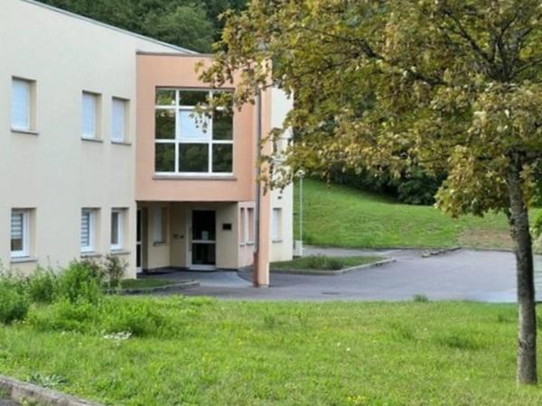 LONGWY, EXCEPTIONNELLE MAISON DE SANTE/ GRAND LOCAL COMMERCIAL DE 795 M² AVEC UN VASTE STATIONNEMENT - EMPLACEMENT PREMIUM AUX TROIS FRONTIERES