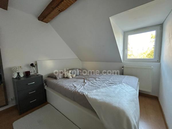 SAINT-LOUIS, 7min à pied frontière, jolie maison de ville de 139.64m² (100m² habitable), 3chambres, terrain de 3ares, terrasse, cuisine été, jardin, isolation extérieure. Top emplacement!