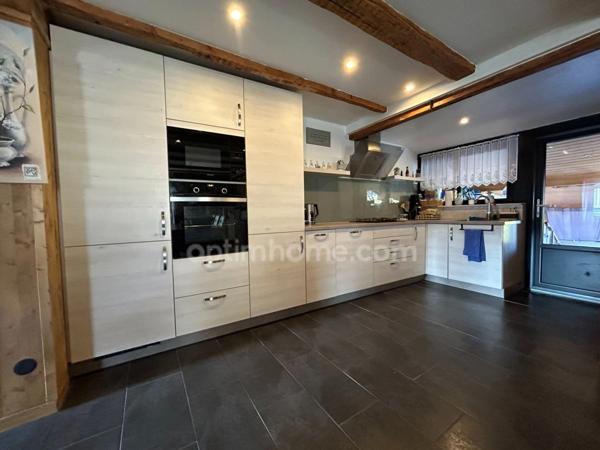 SAINT-LOUIS, 7min à pied frontière, jolie maison de ville de 139.64m² (100m² habitable), 3chambres, terrain de 3ares, terrasse, cuisine été, jardin, isolation extérieure. Top emplacement!