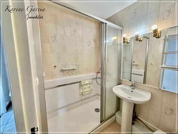 TOULON OUEST - A PROXIMITE DES COMMODITES - ECOLES - AXES AUTOROUTIERS - APPARTEMENT  3 PIECES 71 m2 - CAVE  - GARAGE