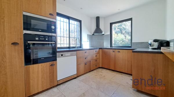 LORGUES villa plain pied 3 chambres sur 2383 m² clos