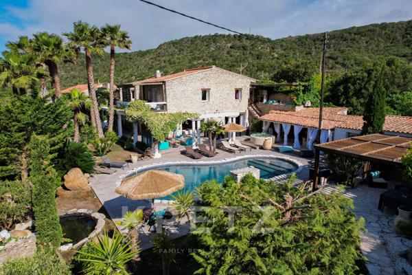 Villa en Pierre Bonifacienne avec piscine et vue sur le Bastion