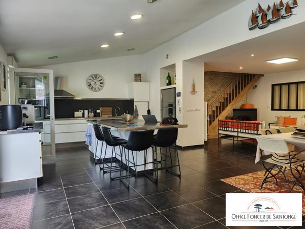 MAISON DE VILLAGE AVEC PISCINE