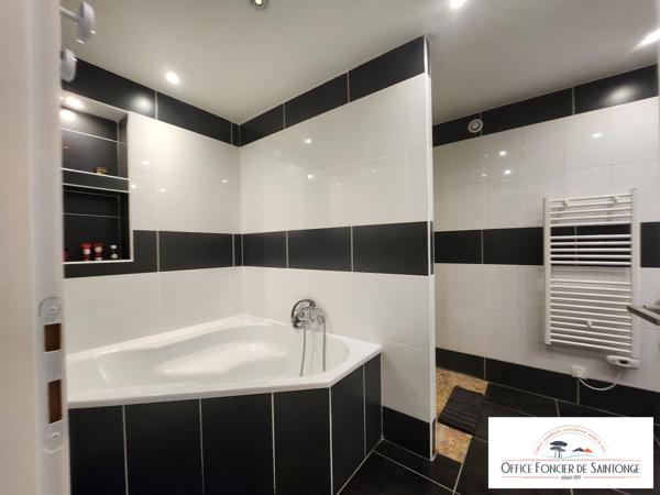 MAISON DE VILLAGE AVEC PISCINE