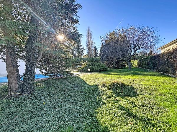 Maison familiale fort potentiel 110m2, sous sol complet et combles aménagées avec vue dégagée montagnes à Meximieux, Terrain 1352 m2 piscine