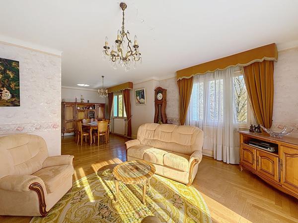 Maison familiale fort potentiel 110m2, sous sol complet et combles aménagées avec vue dégagée montagnes à Meximieux, Terrain 1352 m2 piscine