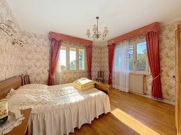 Maison familiale fort potentiel 110m2, sous sol complet et combles aménagées avec vue dégagée montagnes à Meximieux, Terrain 1352 m2 piscine