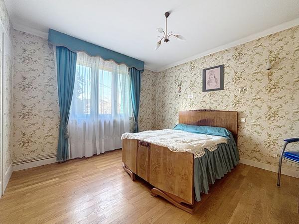 Maison familiale fort potentiel 110m2, sous sol complet et combles aménagées avec vue dégagée montagnes à Meximieux, Terrain 1352 m2 piscine