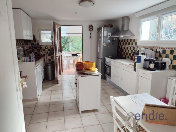 Lorgues, maison de 197m2, 5 chambres, piscine, au calme et proche du centre