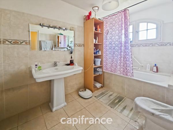 A Saint-André-de-Cubzac, maison familiale avec fort potentiel, dépendance de 85m², terrain de 4496m², 4 chambres