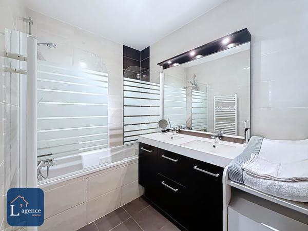 Maison T5  3 chambres  188 m² utiles avec jardin, terrasse, 2 garages doubles et annexes - vue entièrement dégagée - Cessy 01170