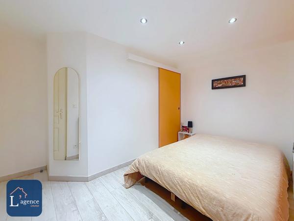 Maison T5  3 chambres  188 m² utiles avec jardin, terrasse, 2 garages doubles et annexes - vue entièrement dégagée - Cessy 01170