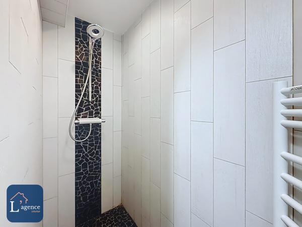 Maison T5  3 chambres  188 m² utiles avec jardin, terrasse, 2 garages doubles et annexes - vue entièrement dégagée - Cessy 01170