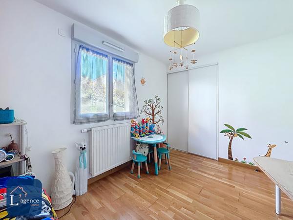 Maison T5  3 chambres  188 m² utiles avec jardin, terrasse, 2 garages doubles et annexes - vue entièrement dégagée - Cessy 01170