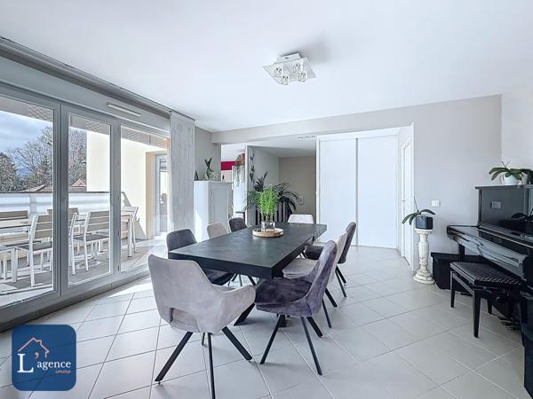 Maison T5  3 chambres  188 m² utiles avec jardin, terrasse, 2 garages doubles et annexes - vue entièrement dégagée - Cessy 01170