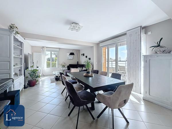 Maison T5  3 chambres  188 m² utiles avec jardin, terrasse, 2 garages doubles et annexes - vue entièrement dégagée - Cessy 01170