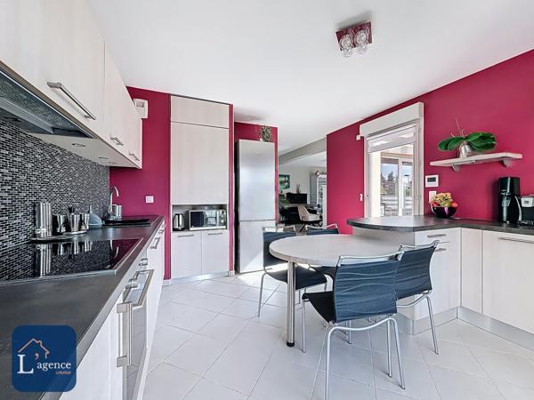 Maison T5  3 chambres  188 m² utiles avec jardin, terrasse, 2 garages doubles et annexes - vue entièrement dégagée - Cessy 01170