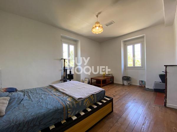 Maison de caractère avec grande dépendance sur 1 hectare de terrain.