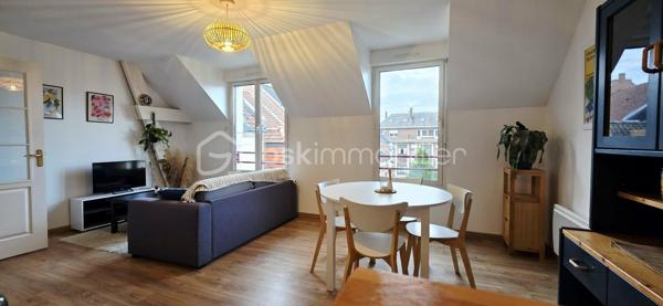 Seulement chez Mathilde OBRY - BSK Immobilier ! A vendre, en hyper centre d’Amiens, au pied de tous les commerces, rue du Marché Lanselles, Résidence « Les Orfèvres » construite en 2008. Venez découvrir ce superbe appartement situé au 3e étage avec ascenseur d'une copropriété sans travaux. Vous bénéficierez d’une pièce de vie lumineuse de plus de 27 m² avec cuisine équipée semi ouverte, une entrée avec placard de rangements qui dessert des toilettes séparés, une jolie chambre avec dressing de plus de 12 m² située à l’arrière de l’immeuble bien au calme donnant sur un joli jardin suspendu ainsi qu’une salle de bains avec l’espace pour le lave-linge. Vous profiterez d’un local vélo. Ce bien est vendu avec une place de stationnement couverte au rez-de-chaussée. L'appartement est impeccable et ne nécessite pas de travaux. Chauffage individuel par radiateurs électriques. Charges de copropriété mensuelles d’environ 95 € soit 1140 € à l'année comprenant l’entretien des communs et de l’ascenseur, le syndic … Taxe foncière 2025 : 1612 €. Fenêtres double vitrages. Appartement pouvant être vendu avec tous ses meubles actuels. Les communs de la résidence sont très propres et entretenus.
A voir absolument ! Appelez-moi !